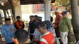 Wakil Wali Kota Padang Maigus Nasir bersama Kepala Dinas Damkar Budi Payan meninjau  lokasi kebakaran, Jumat (22/8/2025). (Foto: Diskominfo Padang)