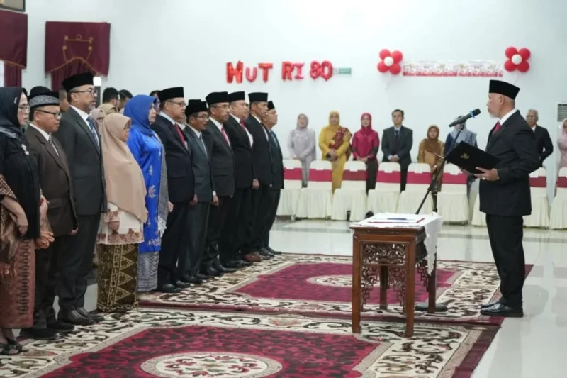 Gubernur Sumbar Mahyeldi Ansharullah melantik 14 Pejabat Pimpinan Tinggi Pratama di lingkungan Pemprov Sumbar, Sabtu (23/8/2025). (Foto: ADPSB)
