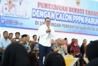 Bupati Tanah Datar Eka Putra mengadakan pertemuan dengan THL di Gedung Maharajo Dirajo, Batusangkar, Sabtu (23/8/2025). (Foto: Prokopim Tanah Datar)