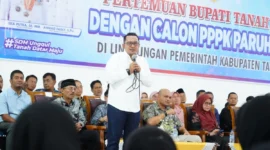 Bupati Tanah Datar Eka Putra mengadakan pertemuan dengan THL di Gedung Maharajo Dirajo, Batusangkar, Sabtu (23/8/2025). (Foto: Prokopim Tanah Datar)
