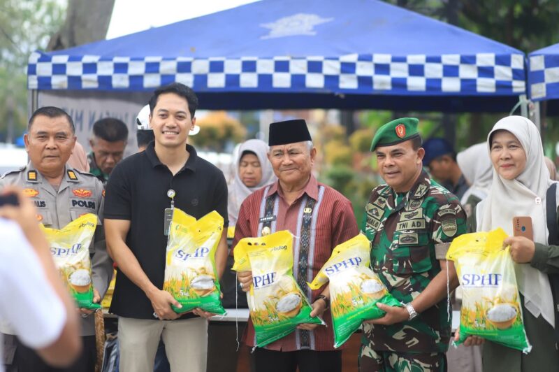 Wakil Wali Kota Solok, H. Suryadi Nurdal meninjau pelaksanaan GPM  di dua lokasi, Sabtu (30/8/2025). (Foto: Prokopim Solok)