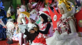 Disporapar Padang Panjang menggelar fashion show dalam rangka memeriahkan HUT ke-80 RI di GOR Bancalaweh, Kamis (14/8/2025). (Foto: Diskominfo Padang Panjang)