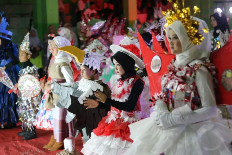Disporapar Padang Panjang menggelar fashion show dalam rangka memeriahkan HUT ke-80 RI di GOR Bancalaweh, Kamis (14/8/2025). (Foto: Diskominfo Padang Panjang)
