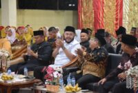 Wali Kota Padang Fadly Amran membuka Festival Petatah Petitih di Aula Kampus IV UNP, Kamis malam (21/8/2025). (Foto: Prokopim Padang)