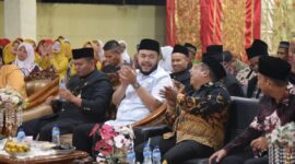 Wali Kota Padang Fadly Amran membuka Festival Petatah Petitih di Aula Kampus IV UNP, Kamis malam (21/8/2025). (Foto: Prokopim Padang)