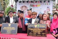 Bupati Padang Pariaman John Kenedy Azis meluncurkan Festival Tani Nagari Padang Toboh Ulakan, Kecamatan Ulakan Tapakis, Sabtu (16/8/2025). (Foto: Kominfo Padang Pariaman)