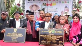 Bupati Padang Pariaman John Kenedy Azis meluncurkan Festival Tani Nagari Padang Toboh Ulakan, Kecamatan Ulakan Tapakis, Sabtu (16/8/2025). (Foto: Kominfo Padang Pariaman)