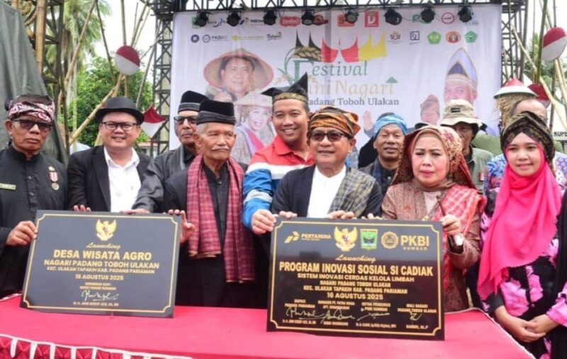 Bupati Padang Pariaman John Kenedy Azis meluncurkan Festival Tani Nagari Padang Toboh Ulakan, Kecamatan Ulakan Tapakis, Sabtu (16/8/2025). (Foto: Kominfo Padang Pariaman)