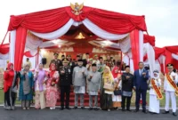 Wali Kota Padang Fadly Amran bersama Wakil Wali Kota Maigus Nasir foto bersama usai Upacara Penurunan Bendera Merah Putih HUT ke-80 RI di Lapangan Apeksi Balai Kota Padang, Minggu (17/8/2025) sore. (Foto: Prokopim Padang)