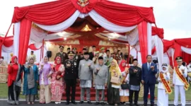 Wali Kota Padang Fadly Amran bersama Wakil Wali Kota Maigus Nasir foto bersama usai Upacara Penurunan Bendera Merah Putih HUT ke-80 RI di Lapangan Apeksi Balai Kota Padang, Minggu (17/8/2025) sore. (Foto: Prokopim Padang)