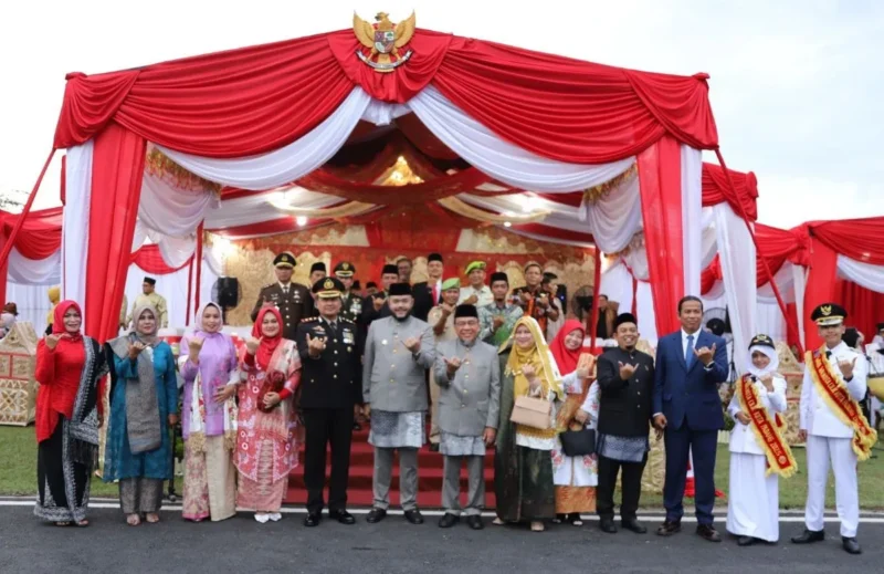 Wali Kota Padang Fadly Amran bersama Wakil Wali Kota Maigus Nasir foto bersama usai Upacara Penurunan Bendera Merah Putih HUT ke-80 RI di Lapangan Apeksi Balai Kota Padang, Minggu (17/8/2025) sore. (Foto: Prokopim Padang)