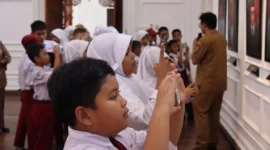 Puluhan siswa SDN 02 Cupak Tangah belajar di Galeri Arsip Statis Kota Padang, Kamis (14/8/2025). (Foto: Diskominfo Padang)