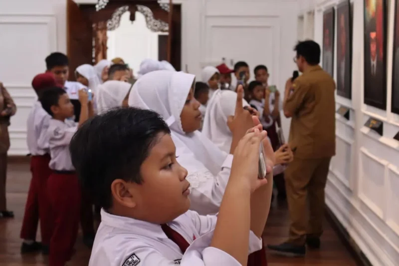Puluhan siswa SDN 02 Cupak Tangah belajar di Galeri Arsip Statis Kota Padang, Kamis (14/8/2025). (Foto: Diskominfo Padang)