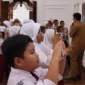 Puluhan siswa SDN 02 Cupak Tangah belajar di Galeri Arsip Statis Kota Padang, Kamis (14/8/2025). (Foto: Diskominfo Padang)