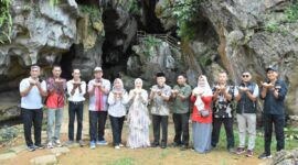 Wakil Wali Kota Padang, Maigus Nasir berkunjung ke Goa Kelelawar Padayo di Kompleks PT Semen Padang Indarung, Jumat (22/8/2025). (Foto: Prokopim Padang)