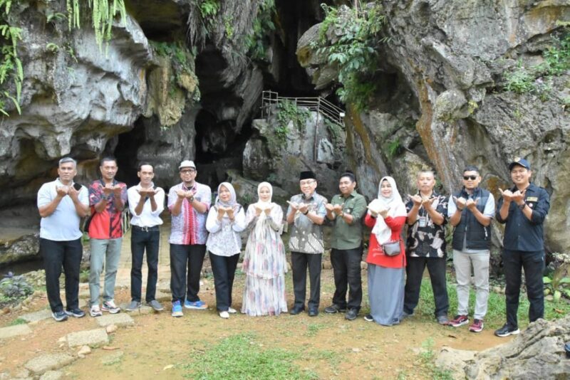 Wakil Wali Kota Padang, Maigus Nasir berkunjung ke Goa Kelelawar Padayo di Kompleks PT Semen Padang Indarung, Jumat (22/8/2025). (Foto: Prokopim Padang)