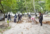 ASN Pemko Pariaman gotong royong membersihkan Pulau Angso Duo, Kamis (28/8/2025). (Foto: Kominfo Pariaman)