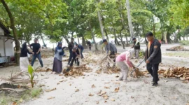 ASN Pemko Pariaman gotong royong membersihkan Pulau Angso Duo, Kamis (28/8/2025). (Foto: Kominfo Pariaman)