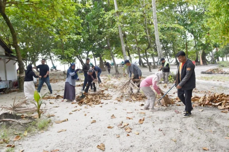 ASN Pemko Pariaman gotong royong membersihkan Pulau Angso Duo, Kamis (28/8/2025). (Foto: Kominfo Pariaman)