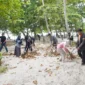 ASN Pemko Pariaman gotong royong membersihkan Pulau Angso Duo, Kamis (28/8/2025). (Foto: Kominfo Pariaman)