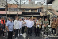 Gubernur Sumatera Barat, Mahyeldi Ansharullah meninjau lokasi kebakaran Pasar Payakumbuh, Jumat (29/8/2025). (Foto: ADPSB)
