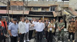 Gubernur Sumatera Barat, Mahyeldi Ansharullah meninjau lokasi kebakaran Pasar Payakumbuh, Jumat (29/8/2025). (Foto: ADPSB)