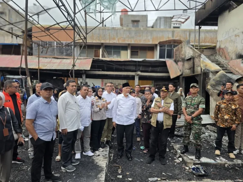 Gubernur Sumatera Barat, Mahyeldi Ansharullah meninjau lokasi kebakaran Pasar Payakumbuh, Jumat (29/8/2025). (Foto: ADPSB)