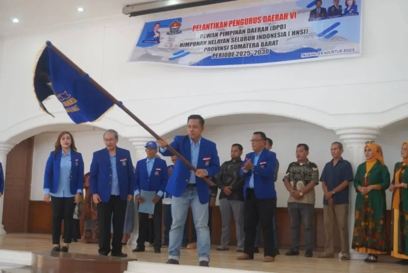 Irwandi dikukuhkan sebagai Ketua DPD HNSI Sumbar periode 2025–2030 di Palanta Rumah Dinas, Kamis (28/8/2025). (Foto: Diskominfo Padang)