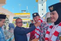 Kepala Kesbangpol Pessel, Gestrojoni mengalungkan bunga kepada Habib Burhan saat penyambutan di BIM, Jumat (22/8/2025). (Foto: Dok Kesbangpol Pessel)