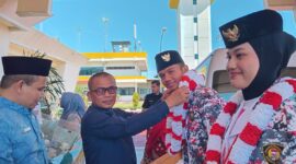Kepala Kesbangpol Pessel, Gestrojoni mengalungkan bunga kepada Habib Burhan saat penyambutan di BIM, Jumat (22/8/2025). (Foto: Dok Kesbangpol Pessel)