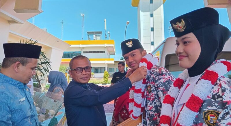 Kepala Kesbangpol Pessel, Gestrojoni mengalungkan bunga kepada Habib Burhan saat penyambutan di BIM, Jumat (22/8/2025). (Foto: Dok Kesbangpol Pessel)