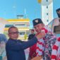 Kepala Kesbangpol Pessel, Gestrojoni mengalungkan bunga kepada Habib Burhan saat penyambutan di BIM, Jumat (22/8/2025). (Foto: Dok Kesbangpol Pessel)