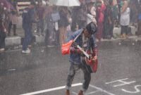 “Hujan buatan” menutup meriahnya perayaan pawai alegoris HUT ke-80 RI di Padang Panjang, Senin (18/8/2025). (Foto: Kominfo Padang Panjang)