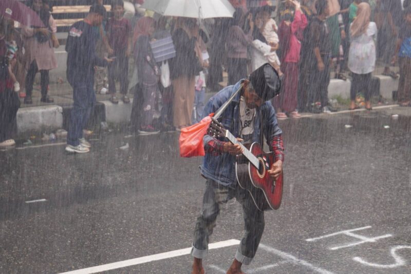“Hujan buatan” menutup meriahnya perayaan pawai alegoris HUT ke-80 RI di Padang Panjang, Senin (18/8/2025). (Foto: Kominfo Padang Panjang)
