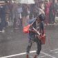 “Hujan buatan” menutup meriahnya perayaan pawai alegoris HUT ke-80 RI di Padang Panjang, Senin (18/8/2025). (Foto: Kominfo Padang Panjang)