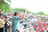 Wawako Padang Maigus Nasir menyapa warga dalam aksi bersih-bersih massal di Pantai Padang, Sabtu (2/8/2025) pagi. (Foto: Prokopim Padang)