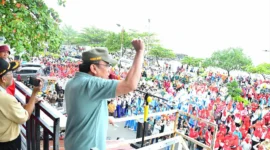 Wawako Padang Maigus Nasir menyapa warga dalam aksi bersih-bersih massal di Pantai Padang, Sabtu (2/8/2025) pagi. (Foto: Prokopim Padang)