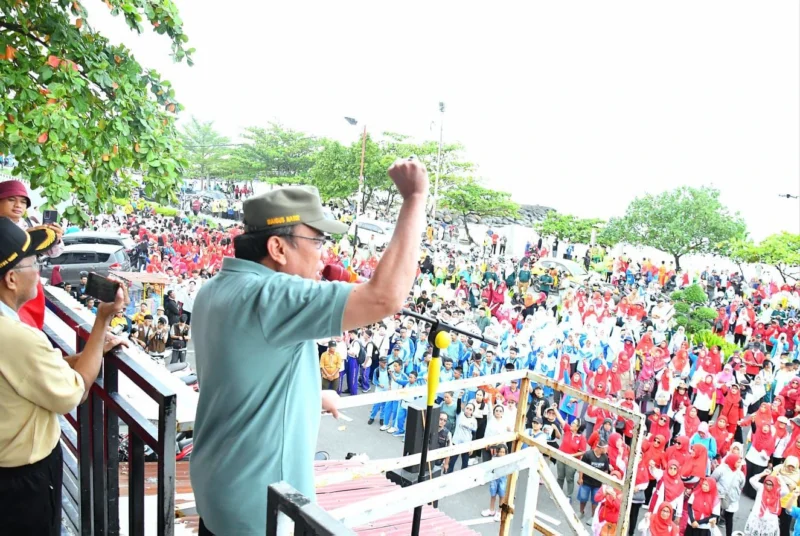 Wawako Padang Maigus Nasir menyapa warga dalam aksi bersih-bersih massal di Pantai Padang, Sabtu (2/8/2025) pagi. (Foto: Prokopim Padang)