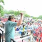 Wawako Padang Maigus Nasir menyapa warga dalam aksi bersih-bersih massal di Pantai Padang, Sabtu (2/8/2025) pagi. (Foto: Prokopim Padang)