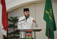 Wali Kota Padang Fadly Amran menyampaikan sambutan saat pengukuhan Pengurus PDM Kota Padang masa jabatan 2022–2027 di Palanta Rumah Dinas Wali Kota Padang, Rabu (6/8/2025). (Foto: Prokopim Padang)