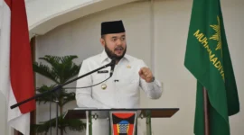 Wali Kota Padang Fadly Amran menyampaikan sambutan saat pengukuhan Pengurus PDM Kota Padang masa jabatan 2022–2027 di Palanta Rumah Dinas Wali Kota Padang, Rabu (6/8/2025). (Foto: Prokopim Padang)