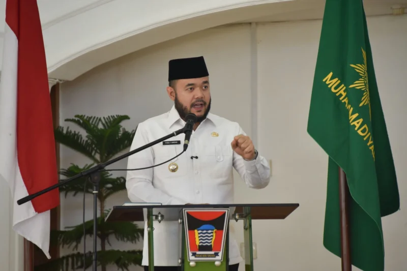 Wali Kota Padang Fadly Amran menyampaikan sambutan saat pengukuhan Pengurus PDM Kota Padang masa jabatan 2022–2027 di Palanta Rumah Dinas Wali Kota Padang, Rabu (6/8/2025). (Foto: Prokopim Padang)