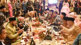 Pemko Padang menggelar acara Makan Bajamba di Rumah Gadang Baiturrahmah, Jumat malam (8/8/2025).