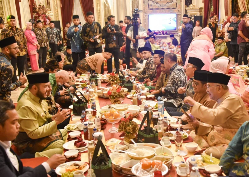 Pemko Padang menggelar acara Makan Bajamba di Rumah Gadang Baiturrahmah, Jumat malam (8/8/2025).