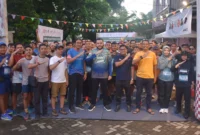 Wali Kota Padang Fadly Amran melepas peserta Exhibition Run Road to Padang City Trail 2025 di Eiger Adventure Store, Jalan Damar No 52, Minggu pagi (10/8/2025). (Foto: Prokopim Padang)