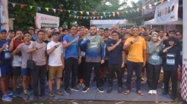 Wali Kota Padang Fadly Amran melepas peserta Exhibition Run Road to Padang City Trail 2025 di Eiger Adventure Store, Jalan Damar No 52, Minggu pagi (10/8/2025). (Foto: Prokopim Padang)