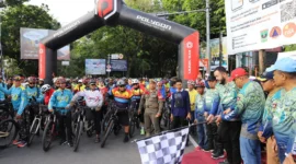 Wali Kota Padang, Fadly Amran melepas peserta Gowes Siti Nurbaya Adventure IX di Simpang Telkom, Jalan Rasuna Said, Minggu (10/8/2025). (Foto: Prokopim Padang)