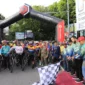 Wali Kota Padang, Fadly Amran melepas peserta Gowes Siti Nurbaya Adventure IX di Simpang Telkom, Jalan Rasuna Said, Minggu (10/8/2025). (Foto: Prokopim Padang)