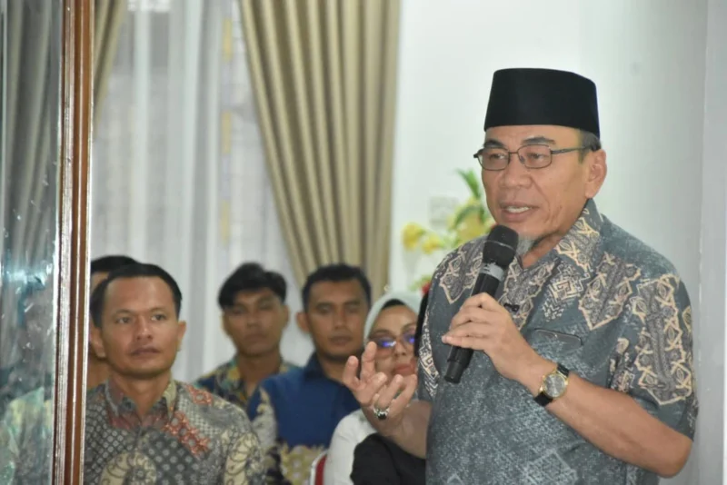 Wawako Padang, Maigus Nasir menggelar temu ramah dengan 54 anggota Paskibraka Padang 2025 di kediaman resminya, Selasa (12/8/2025). (Foto: Prokopim Padang)