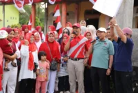 Wakil Wali Kota Padang Maigus Nasir membuka kegiatan jalan santai bersama warga Tampat Durian, Kelurahan Korong Gadang, Kecamatan Kuranji, Sabtu (16/8/2025). (Foto: Prokopim Padang)